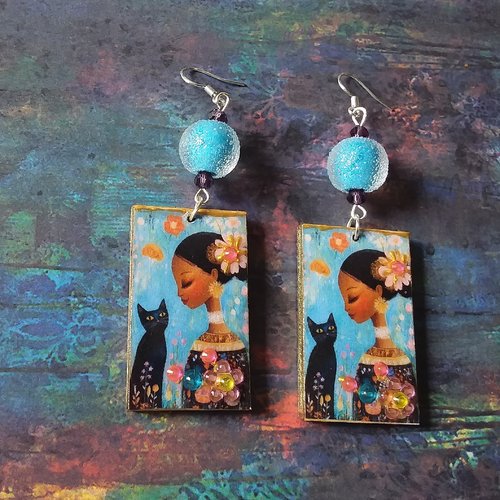Chat noir..boucles d’oreilles légères et originales,  jeune fille au chat, bois décoré, perle au chalumeau,  création artisanale