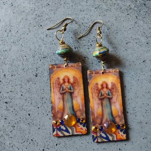 La voix des anges..boucles d’oreilles,  bois décoré,  perles papier, légères, atypiques,  création artisanale