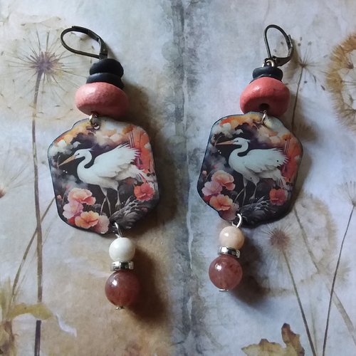 Boucles d’oreilles en cuivre émaillé,  perles africaines et perles de gemmes,  création artisanale