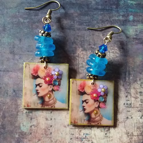 Frida 2..boucles d’oreilles en bois décoré et résiné,  perles africaines,  swaroski,zamak, création tendance, unique, artisanale