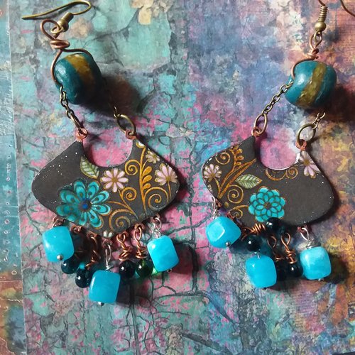 Boucles d’oreilles en cuivre émaillé et perles diverses, verre et gemmes, création artisanale