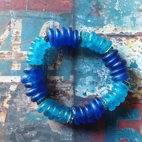 Bracelet élastique en perles de verre africaines recyclées,  et strass, création artisanale,  petite taille