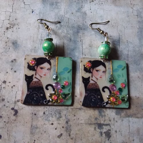 Boucles d’oreilles, série chats noirs,  en bois décoré main et perle de verre,  création artisanale
