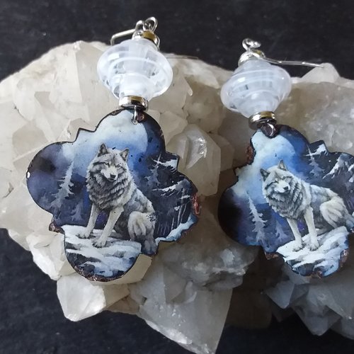 Le loup des neiges... boucles d'oreilles en cuivre émaillé et perle au chalumeau,  création artisanale