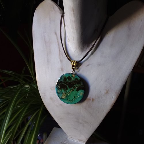Collier unisexe médaillon,  bois, léger, création artisanale