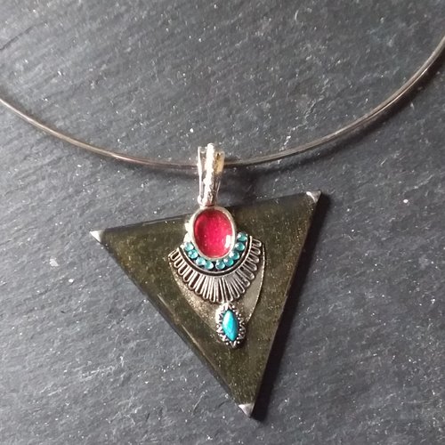 Collier ras de cou ,médaillon triangle en bois décoré sur fil métallique,  création artisanale