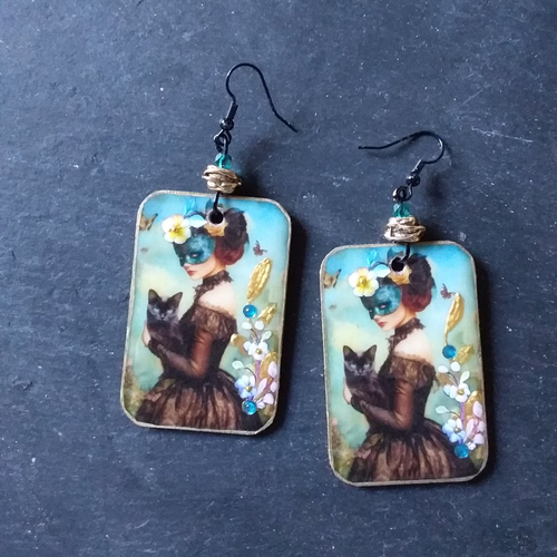 La dame au chat noir,  boucles d'oreilles bois décoré,  originales, mystérieuses, ooak, création artisanale unique