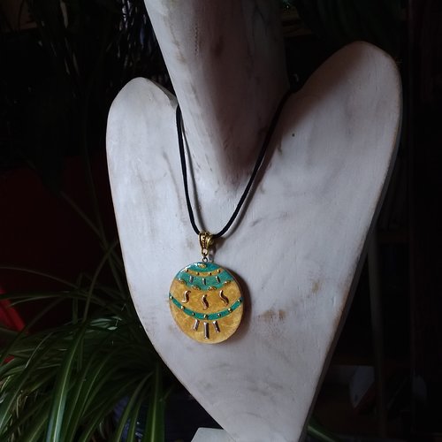 Collier artisanal ras de cou en bois décoré,  lumineux..