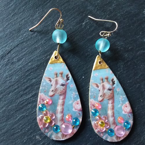 La petite girafe, boucles d'oreilles bois et perle de verre, animalieres,  légères,  originales,  création artisanale unique