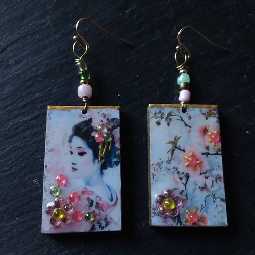 Fleur de geisha,  boucles d'oreilles romantiques, légères,  originales,  bois, création artisanale unique