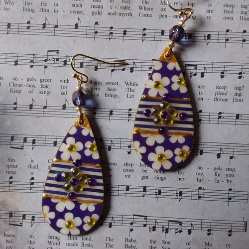 Boucles d’oreilles originales et légères,  bois décoré, résiné, perle cristal,  création artisanale