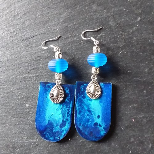 Boucles d’oreilles en bois peint et vernis, dégradé de bleu, perles au chalumeau,  création artisanale et originale