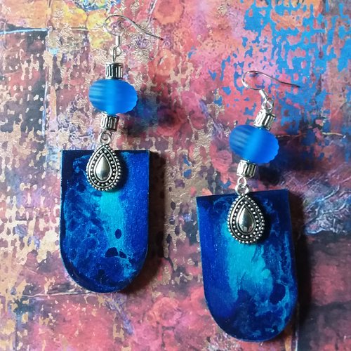 Boucles d’oreilles en bois peint et vernis, dégradé de bleu, perles au chalumeau,  création artisanale et originale