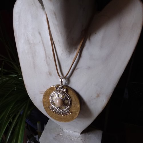 Collier ras de cou, pendentif en bois décoré et résiné