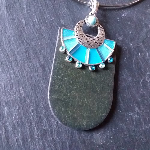 Collier ras de cou original,  en bois décoré et résiné