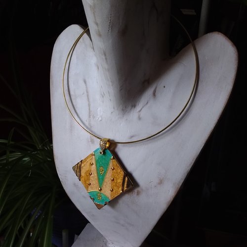 Collier ras de cou, élégant,  en bois décoré et résiné
