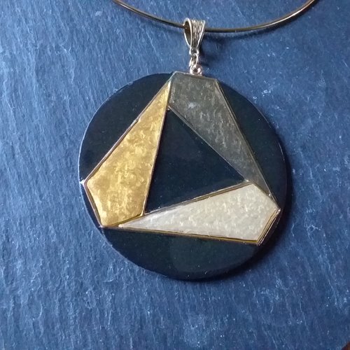 Collier moderne, en bois décoré et résiné