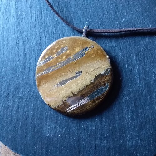 Collier médaillon bois décoré et résiné
