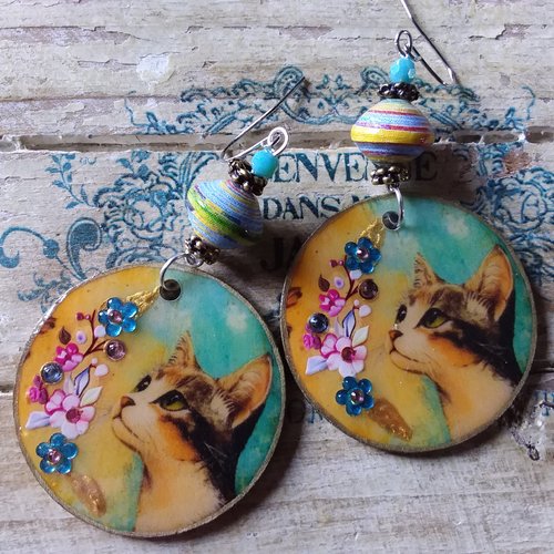 Boucles d’oreilles chat, rondes en bois décoré, création artisanale