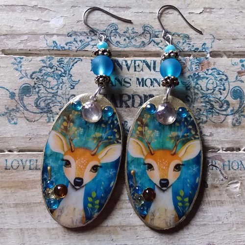 La biche, boucles d’oreilles en bois décoré et perles de verre, création artisanale