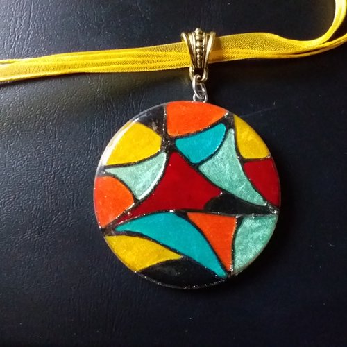 Collier lumineux et artisanal, en bois et cordon d’organza, création originale..