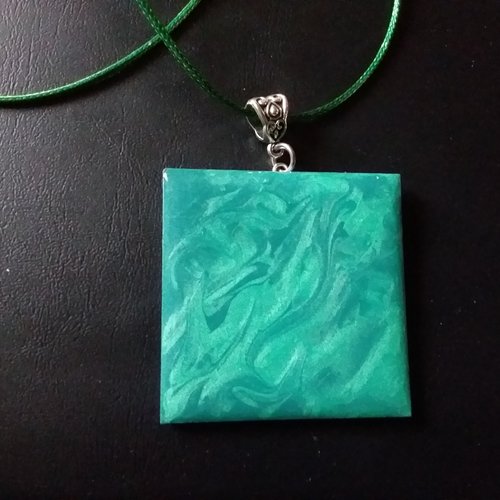 Collier original carré, en bois décoré et résiné à la main,  création artisanale