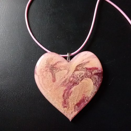 Collier pendentif en bois, rose, forme cœur,  femme, cadeau, st valentin,  création artisanale