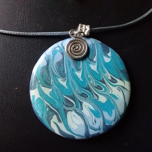 Collier ras de cou, avec médaillon en bois,  création artisanale