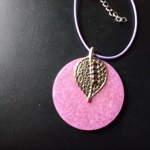 Collier ras de cou, bois décoré et résiné,  rose parme, création artisanale