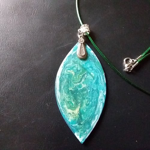 Collier ras de cou, en bois décoré et résiné,  création artisanale