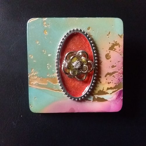 Broche carrée en bois décoré et résiné,  création artisanale