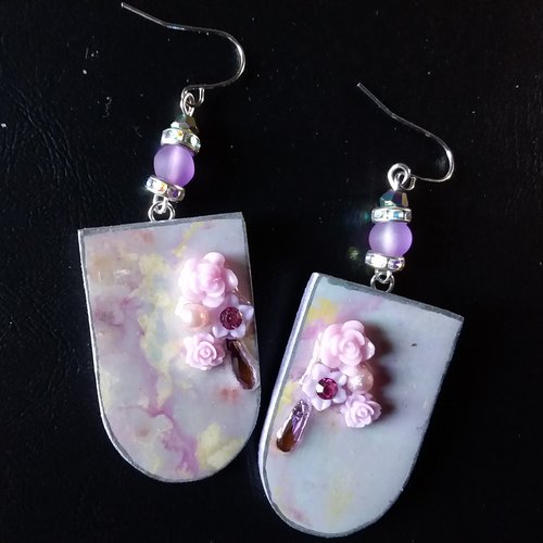 Douceur romantique....boucles d’oreilles en bois décoré à la main, création artisanale unique