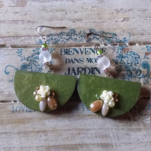 Fraîcheur olive...boucles d’oreilles en bois décoré,  perles de verre, création artisanale unique