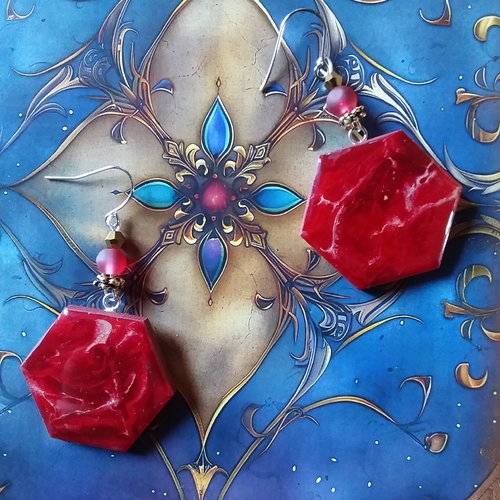 Rouge rubis... boucles d’oreilles en bois décoré, dégradé de rouge,  hexagonales, création artisanale unique