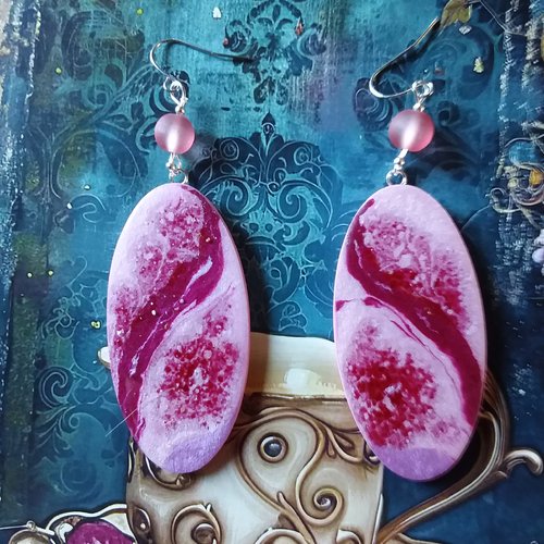 Bouquet fuchsia rosé...boucles d’oreilles longues en bois décoré,  longues, colorées,  création artisanale unique
