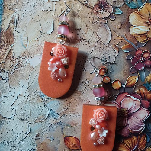 Douceur clémentine...boucles d’oreilles en bois décoré et perle de verre, originales, création artisanale unique