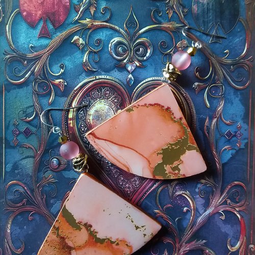 Pêche veloutée...boucles d’oreilles en bois décoré,  couleurs douces,  forme originale,  création artisanale unique