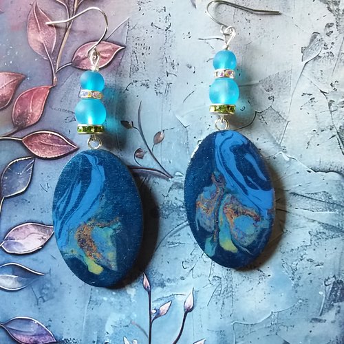 Fraîcheur du soir...boucles d’oreilles ovales, bleues,en bois décoré et résiné,  création artisanale unique