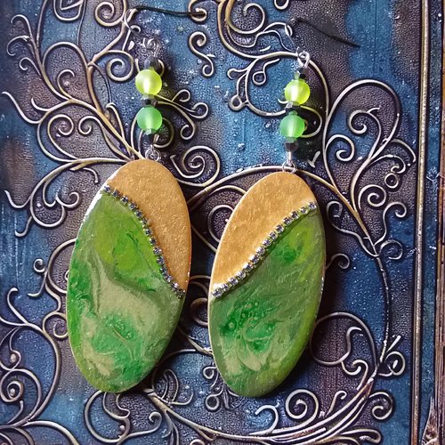 Menthe ananas...boucles d’oreilles longues en bois décoré et perles de verre, création artisanale unique