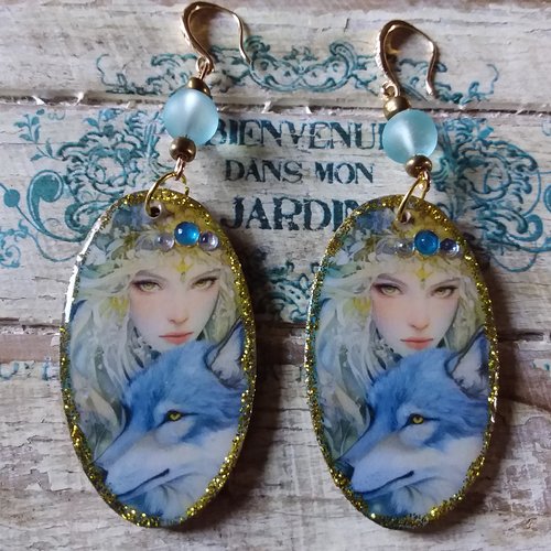 Mon amie la louve...boucles d’oreilles en bois décoré et perles de verre, création atypique,  artisanale,  unique..