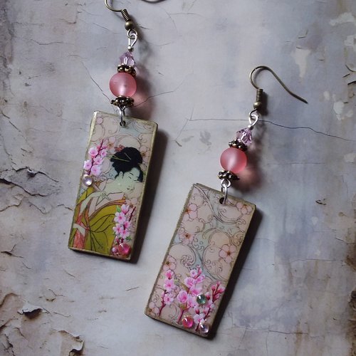 Geisha et fleurs roses...boucles d’oreilles en bois décoré et perles de verre, légères, raffinées,  asiatiques,  création artisanale