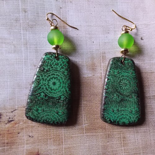 Soleil vert,,,boucles d'oreilles argile polymère et perle vert mate, création artisanale unique