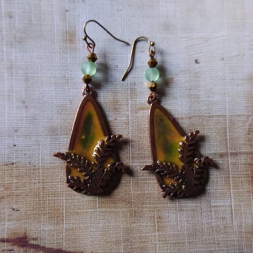 Soleil vert... boucles d’oreilles rectangulaires, en argile polymère,  et perle 8 mm de verre mate, couleur vert