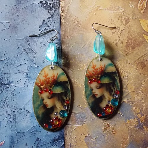 Le monde onirique..boucles d’oreilles en bois décoré et résiné,  ooak, création artisanale unique
