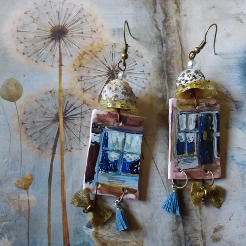 La maison aux rideaux blancs...boucles d’oreilles mini tableaux,  polymère et perle de verre au chalumeau,  création artisanale u
