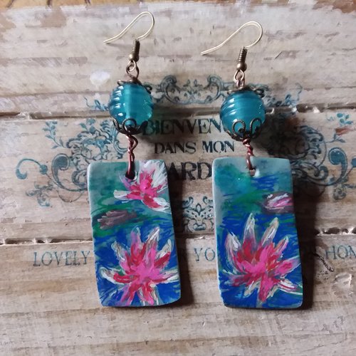 Fleurs de lotus..boucles d’oreilles en polymère et perle au chalumeau,  mini tableaux, création française unique
