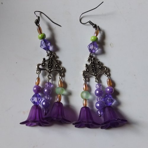 Lilas...boucles d’oreilles en perles diverses,  dans des tons de violet,  création artisanale unique