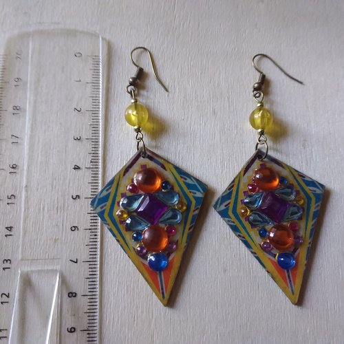 Boucles d’oreilles en bois décoré et résiné,  légères