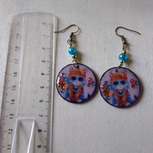 Boucles d’oreilles en bois décoré et résiné