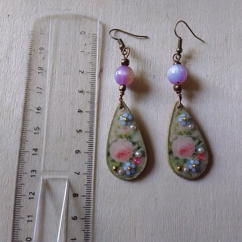 Boucles d’oreilles en bois décoré et résiné